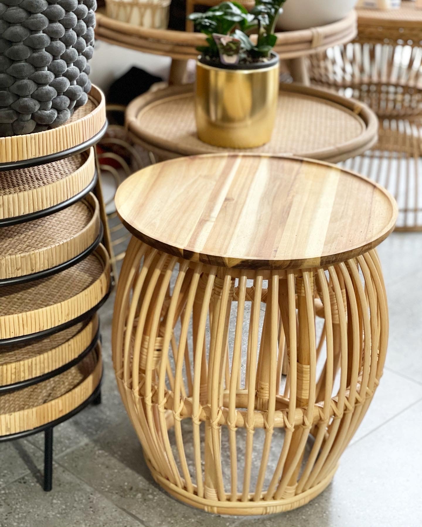 Rattan coffee table/plant stand (Pick Up)