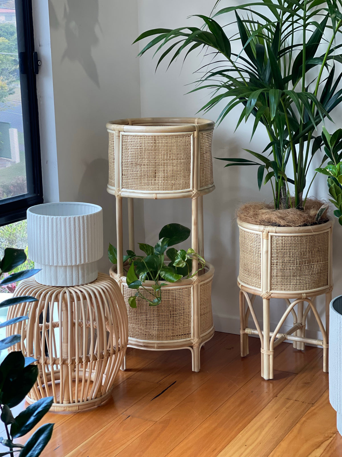Rattan coffee table/plant stand (Pick Up)
